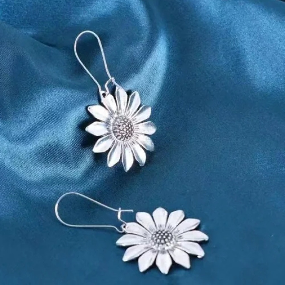 NEW Silvertone Sunflower Earrings